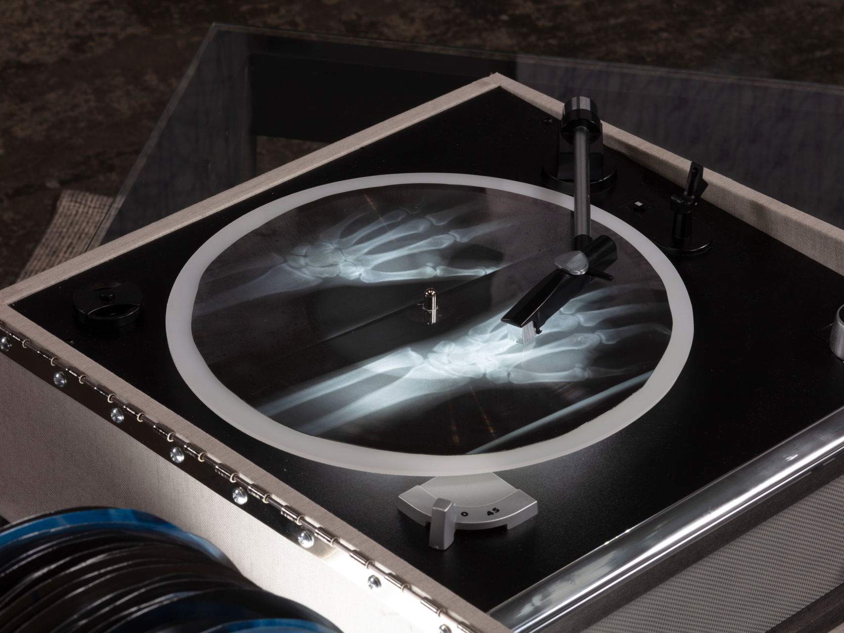 Jenny Yurshansky, <em>Generation Loss</em>, 2023, modified record player, LEDs, acrylic, X-ray film, audio recordings of interviews with <em>Rinsing the Bones</em> workshop participants.</br>
Courtesy of the artist